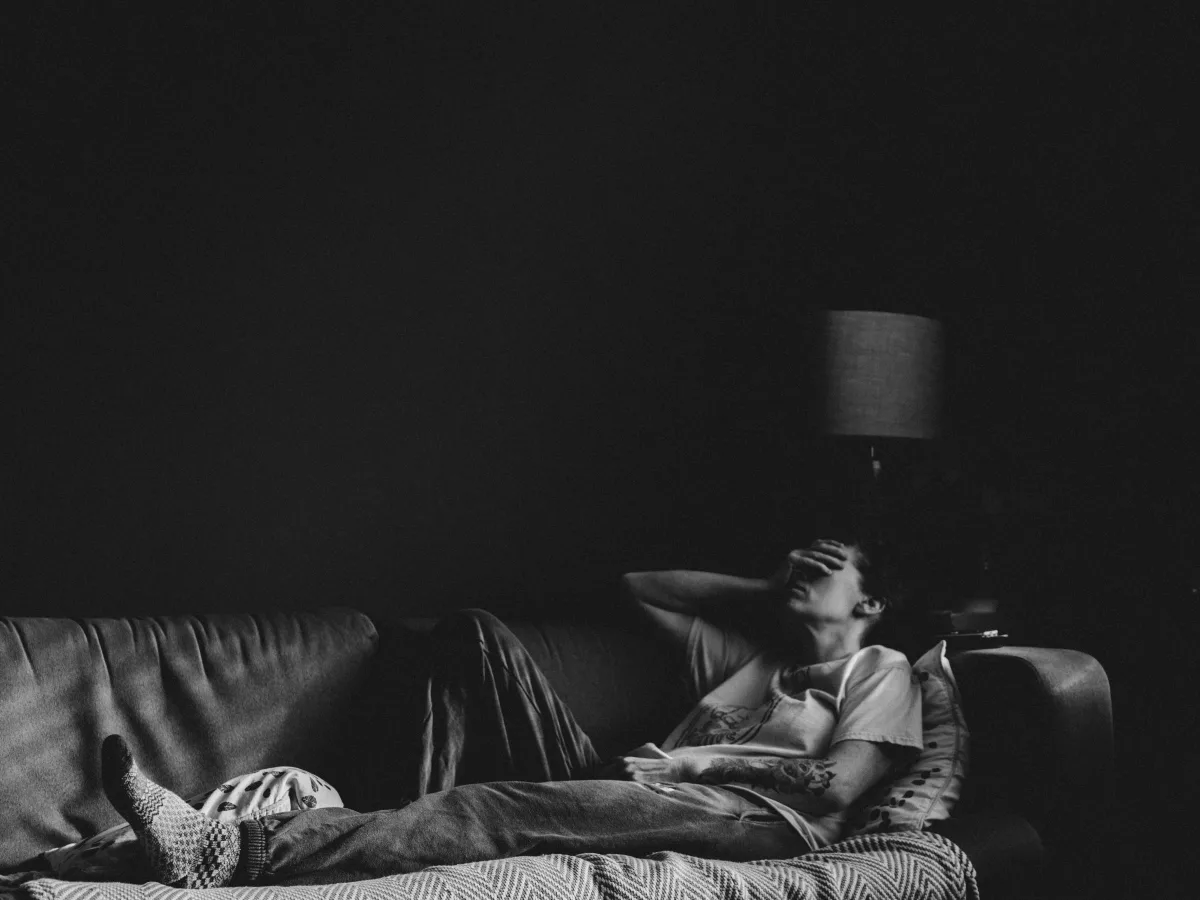 Dormir avec une cage de chasteté : gérer les érections nocturnes